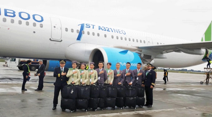 Phi công và tiếp viên Bamboo Airways chụp hình cùng máy bay Airbus A321Neo đầu tiên của Hãng. Nguồn: Y Vân