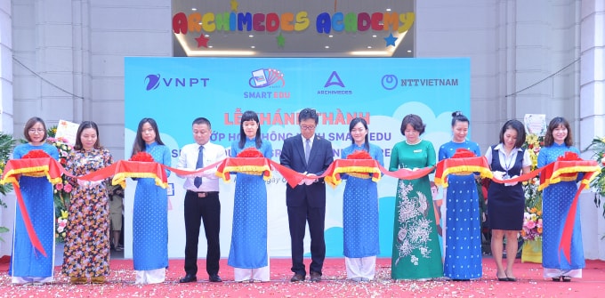 Lễ cắt băng khánh thành lớp học thông minh SmartEdu.