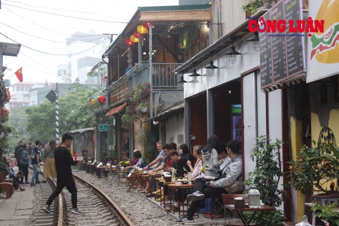 Người dân đang đánh cược sinh mạng của mình với “Cafe đường tàu”. Ảnh: Minh Nguyệt