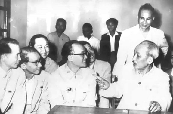 Quan điểm của Chủ tịch Hồ Chí Minh, dùng người tài không đúng, công việc sẽ không chạy, làm thui chột nhân tài và có hại cho Đảng. Trong ảnh: Bác Hồ trò chuyện với các trí thức / Ảnh tư liệu.