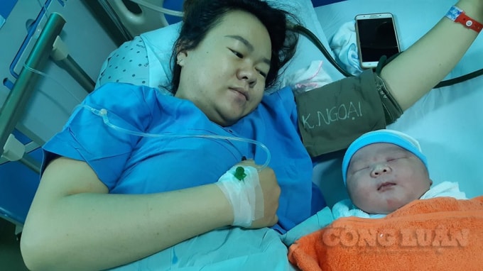 Chị D. và bé trai nặng 5,1kg.
