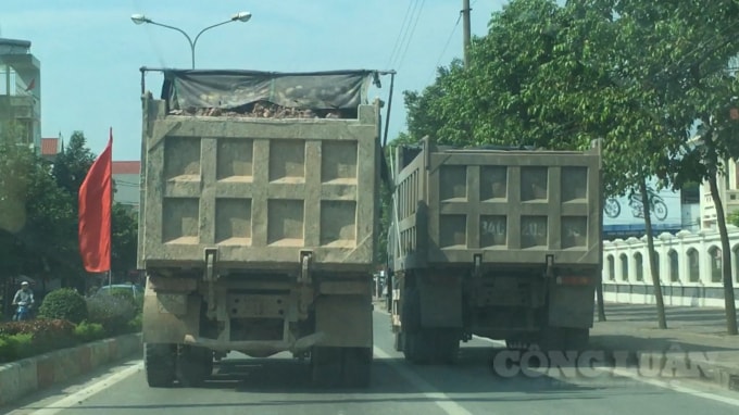 Xe chở đất được cơi nới thùng thành, che chắn sơ sài, hoạt động trên Quốc lộ 18 qua Thành phố Chí Linh.