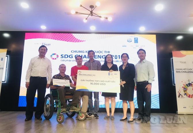 Top 3 chụp ảnh cùng Ban tổ chức trong giờ phút nhận giải. Ảnh: Thu Thủy