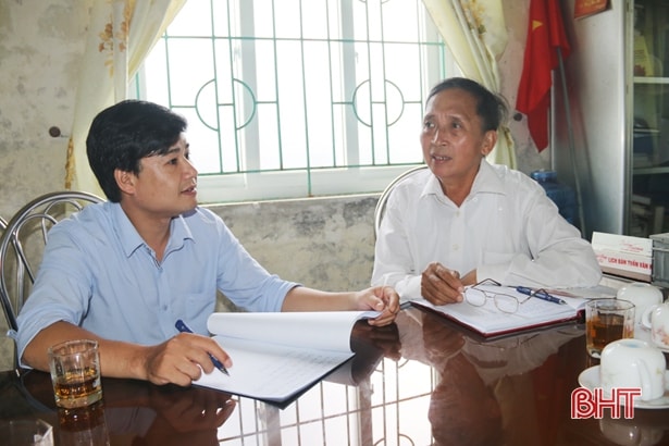 Cán bộ Ban Tổ chức Huyện ủy Cẩm Xuyên trao đổi với Bí thư Đảng ủy xã Cẩm Phúc về giải pháp xóa xóm