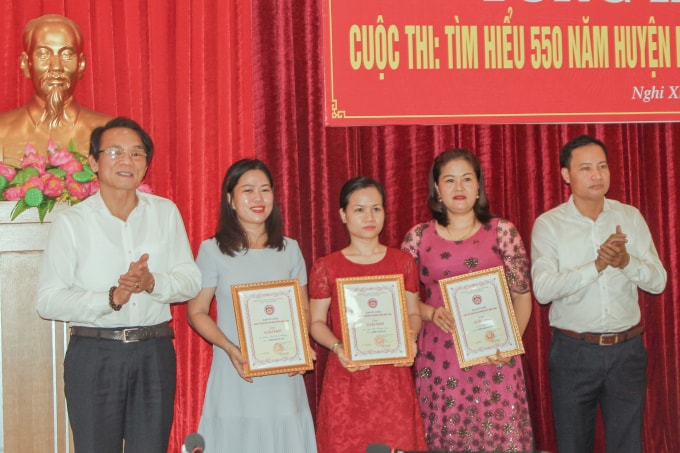 Lãnh đạo huyện Nghi Xuân (Hà Tĩnh) trao giải thưởng cho các đoàn viên thanh niên tham gia Cuộc thi tìm hiểu về “Đảng và quê hương đổi mới”