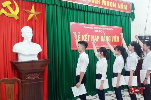 Các tân đảng viên trường THPT Nghèn (huyện Can Lộc) tuyên thệ tại lễ kết nạp Đảng. Ảnh Đạt Ngọc