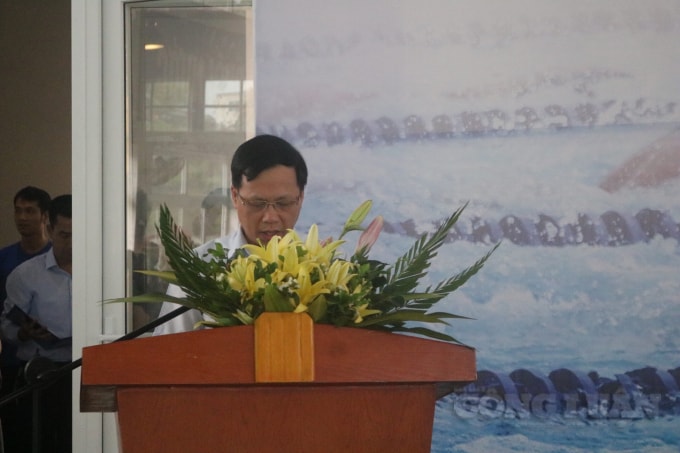 Ông Trần Quý Thái – Quận ủy viên, Phó Chủ tịch UBND quận Hoàng Mai tuyên bố khai mạc Giải bơi lần thứ nhất. Ảnh: An Khang