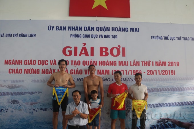 Đồng chí Trần Hưng Hoài – Hiệu Phó quản lý điều hành trường Thể dục Thể thao thanh thiếu nhi quận Hoàng Mai trao giải cho nội dung 100 mét tự do khối Trường trung học cơ sở. Ảnh: An Khang