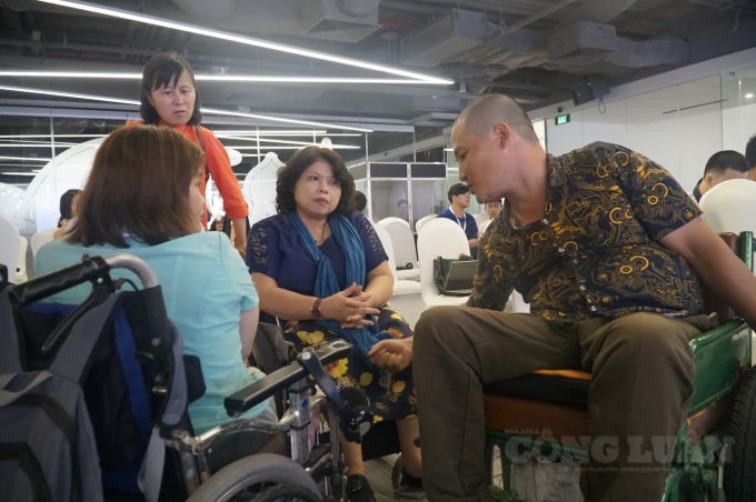 Các đội chia sẻ tính năng của chiếc xe lăn với cộng đồng người khuyết tật. Ảnh: Lương Minh