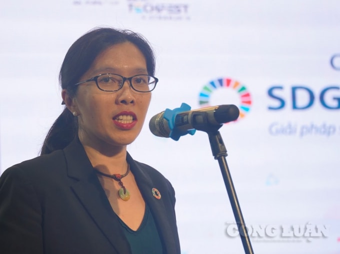 Bà Catherine Phương - Trợ lý Đại diện Quốc gia UNDP Việt Nam và Trưởng phòng Quản trị và Sự tham gia UNDP Việt Nam phát biểu tại buổi chung kết. Ảnh: Lương Minh