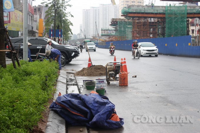 Tuyến đường vành đai 3 bên dưới, đoạn Mai Dịch - Nam Thăng Long đang được gấp rút hoàn thiện để kịp thông xe vào ngày kỷ niệm Giải phóng Thủ đô 10/10