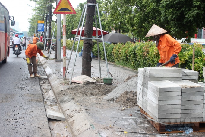 Trong ngày 9/10, trời đôi lúc có mưa nhưng đội ngũ công nhân vẫn khẩn trương thi công hoàn thiện các hạng mục
