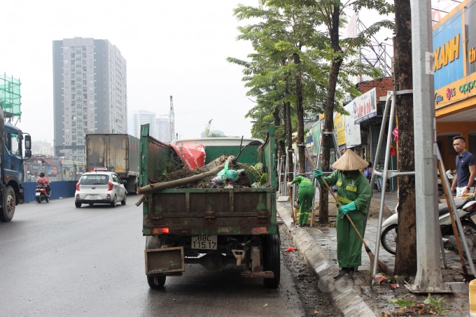 Công nhân môi trường quét dọn, trả lại vỉa hè, mặt đường sạch sẽ