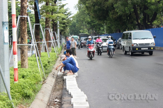 Hơn 100 công nhân đã và đang cố gắng hoàn thiện các hạng mục trước ngày thông xe tuyến đường Vành đai 3