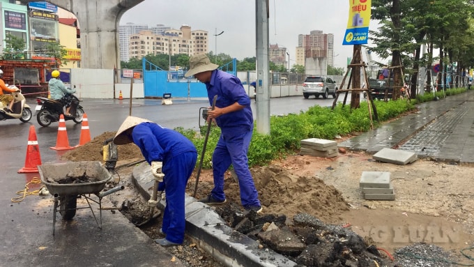 Tuyến đường Vành đai 3 bên dưới, đoạn Mai Dịch - Nam Thăng Long được gấp rút hoàn thiện để kịp thông xe vào ngày kỷ niệm Giải phóng Thủ đô 10/10