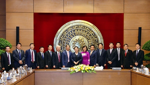Chủ tịch Quốc hội Nguyễn Thị Kim Ngân với các Đại sứ, Trưởng cơ quan đại diện ngoại giao Việt Nam ở nước ngoài nhiệm kỳ 2019 - 2022. Ảnh: quochoi.vn