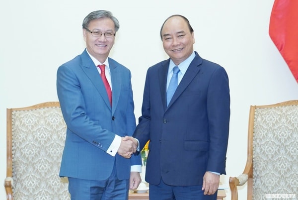 Thủ tướng Nguyễn Xuân Phúc tiếp Đại sứ đặc mệnh toàn quyền nước Cộng hòa Dân chủ Nhân dân Lào tại Việt Nam Thongsavanh Phomvihane. Ảnh: VGP