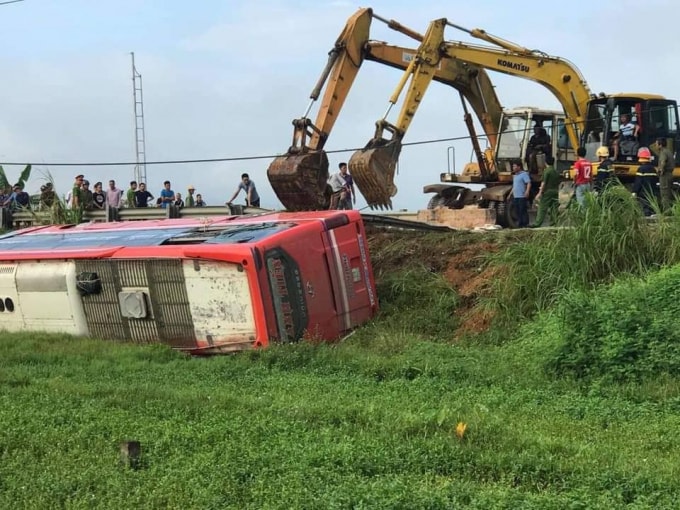 Lực lượng chức năng tiến hành cẩu xe bị lật