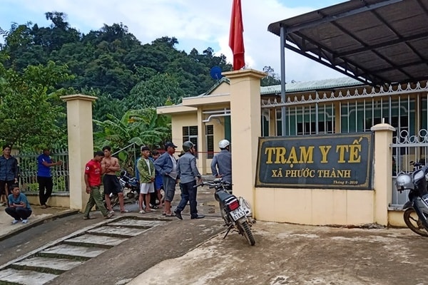 Các nạn nhân vụ sét đánh đang được cấp cứu tại trạm y tế xã Phước Thành. (ảnh LB)