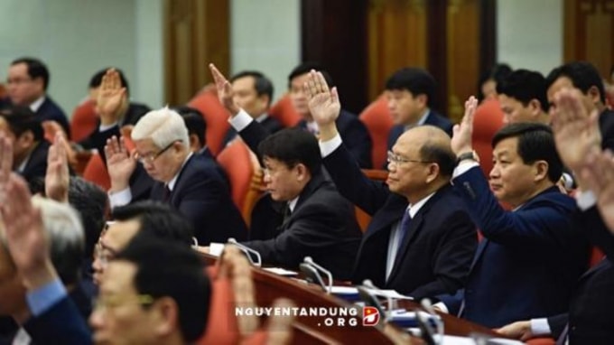 Bộ Chính trị vừa ban hành Quy định về chế độ kiểm tra, giám sát công tác cán bộ.