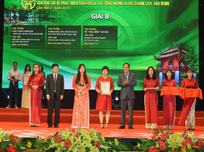 Nhà báo Hồng Hạnh và nhà báo Anh Hoa nhận Giải B ”Giải báo chí về Phát triển văn hoá và Xây dựng người Hà Nội thanh lịch văn minh” vừa qua.