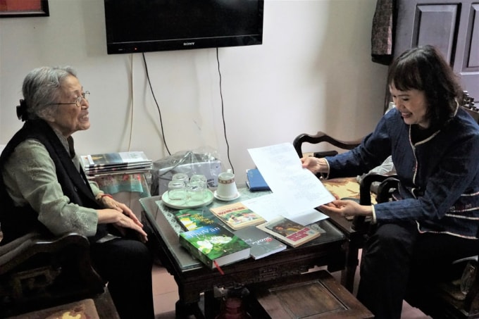 Nhà báo Trần Kim Hoa và bà Lý Thị Trung – một trong những học viên của Trường dạy làm báo Huỳnh Thúc Kháng.