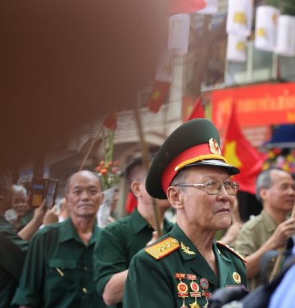 là hình ảnh người cựu chiến binh với đôi mắt rưng rưng.