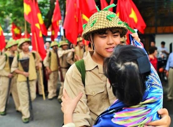 Hình ảnh đoàn tụ của người thân với những chiến sĩ trẻ cũng được sắp xếp một cách xúc động.