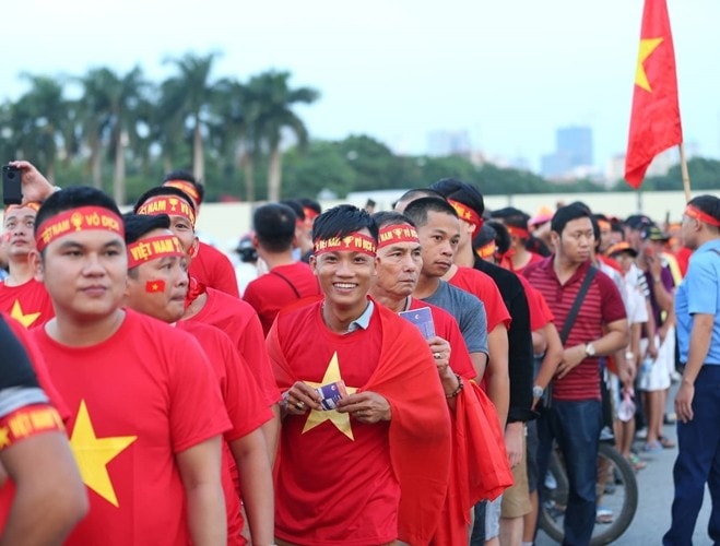 Các cổ động viên xếp hàng chuẩn bị vào sân Mỹ Đình cổ vũ đội tuyển.