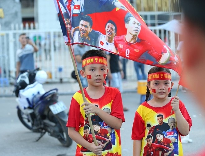 Các em nhỏ cũng rất háo hức để được cùng bố mẹ vào sân.