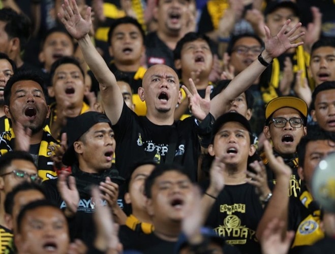 Các cổ động viên Malaysia cũng có mặt từ rất sớm.
