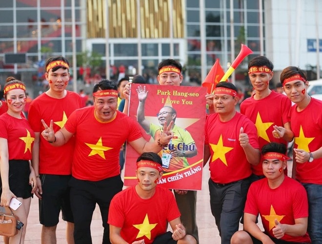 Họ cùng nhau chụp những bức ảnh lưu niệm trước khi vào sân.