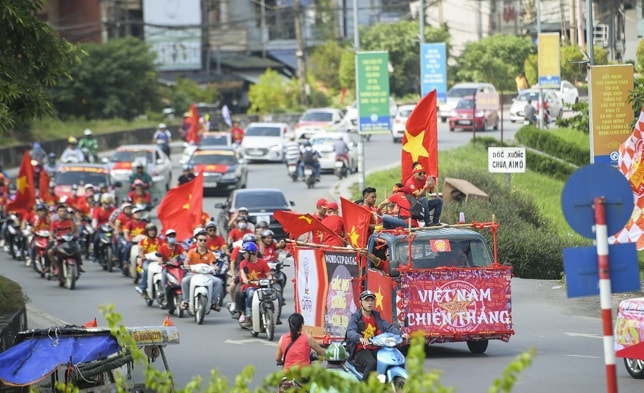 Cổ động viên di chuyển trên nhiều tuyến phố của Thủ đô.