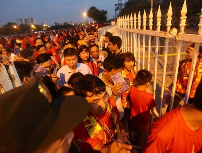 Các cổ động viên trước khi vào sân được nhân viên an ninh kiển tra chặt chẽ.