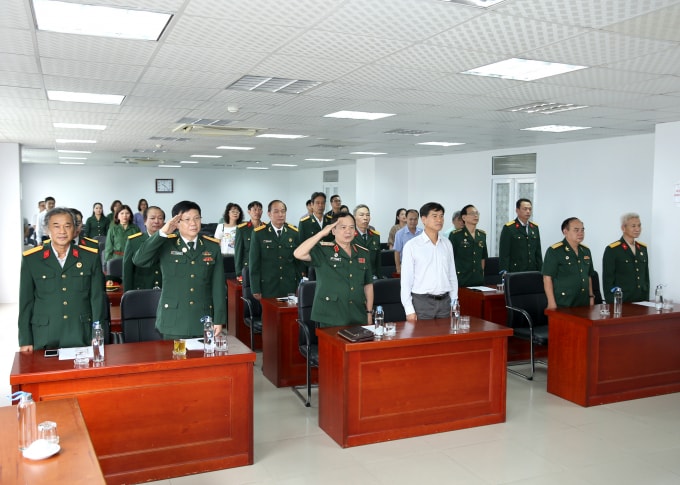 Các hội viên làm lễ chào cờ. Ảnh: Sơn Hải