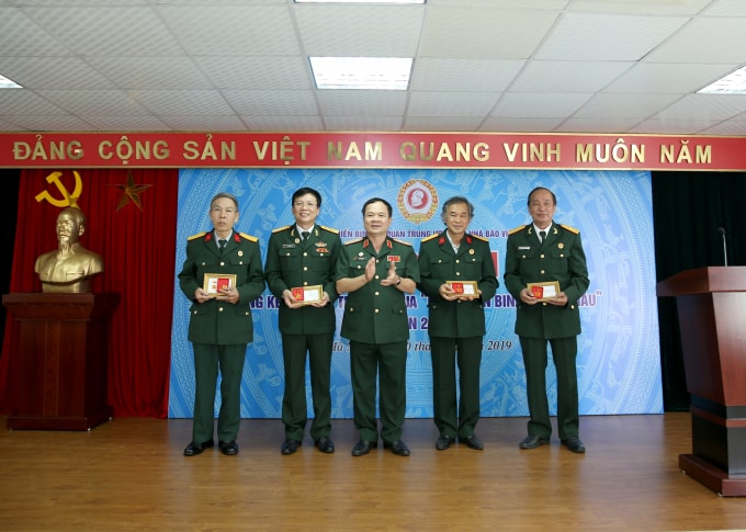 Trung tướng Khuất Việt Dũng, Phó Chủ tịch Hội Cựu chiến binh Việt Nam trao tặng Kỷ niệm chương Cựu chiến binh Việt Nam cho 5 đồng chí, cán bộ, hội viên Hội Cựu chiến binh Cơ quan TƯ Hội Nhà báo Việt Nam vì đã có thành tích góp phần xây dựng và hoạt động của Hội Cựu chiến binh. Ảnh: Sơn Hải
