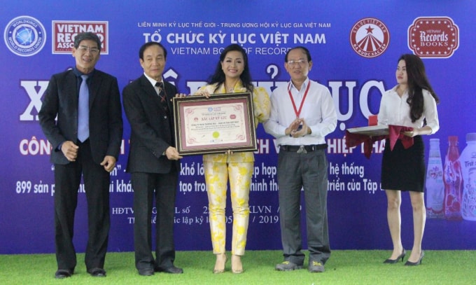 Lãnh đạo Vietkings trao kỷ lục Việt Nam cho đại diện Tập đoàn Tân Hiệp Phát.