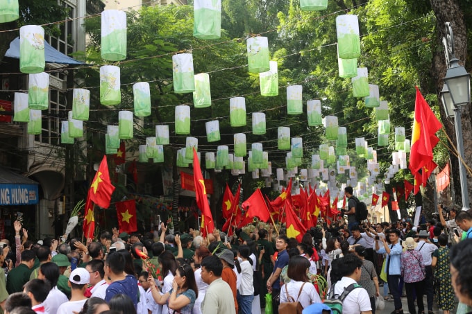 Đông đảo nhân dân cùng phấn khởi, hào hứng chứng kiến và tham gia vào chương trình.
