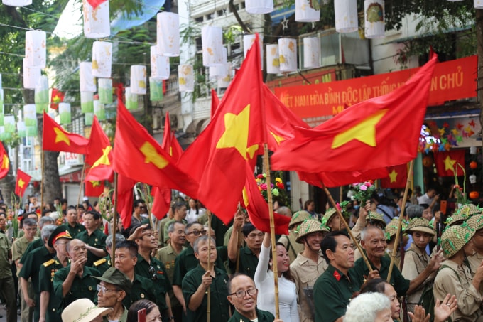 “Trùng trùng quân đi như sóng/ Lớp lớp đoàn quân tiến về/ Chúng ta đi nghe vui lúc quân thù đầu hàng, cờ ngày nào tung bay trên phố…/ Năm cửa ô đón mừng đoàn quân tiến về/ Như đài hoa đón mừng nở năm cánh đào…”.