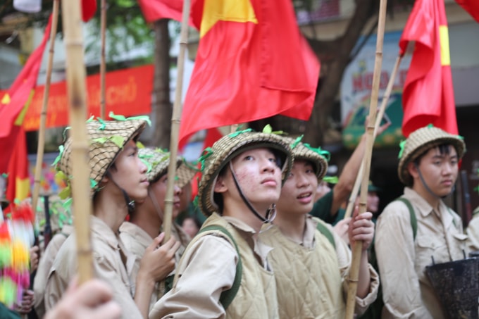 Bên những người lính trẻ...