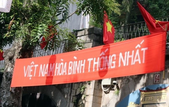 Giữa nắng vàng dưới tiết trời Thu trong xanh, Cờ đỏ Sao vàng cùng băng rôn, khẩu hiệu rợp phố phường giúp người dân sống lại những ngày tháng hào hùng đầy oanh liệt của quân và dân ta.