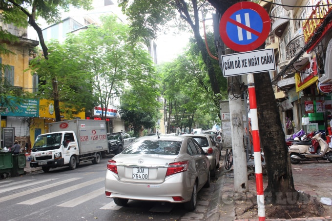 Tràn lan những vi phạm dừng đỗ xe sai quy định trên các tuyến phố thí điểm đỗ xe ngày chẵn, lẻ