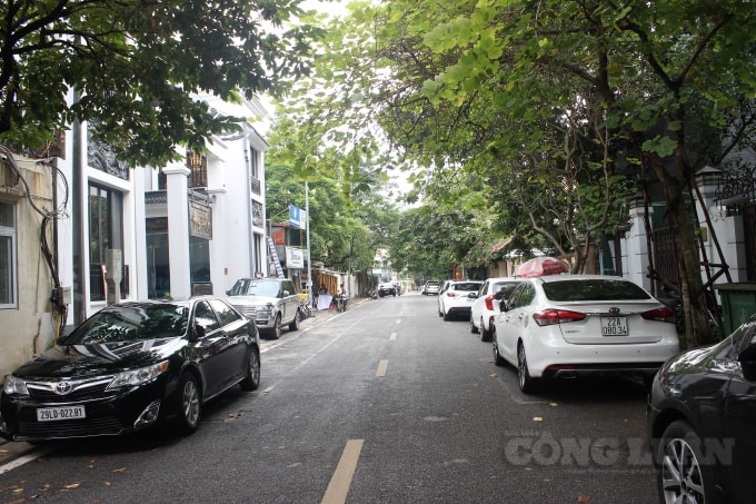 Việc đỗ xe tràn lan khiến diện tích mặt đường cho các phương tiện lưu thông bị thu hẹp đáng kể