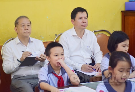 Chủ tịch UBND tỉnh và Giám đốc Sở GD&ĐT bổng dưng xuất hiện trong lớp học.