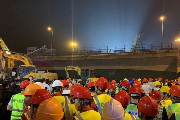 Đội cứu hộ có mặt tại hiện trường để ứng cứu. Ảnh: CCTV