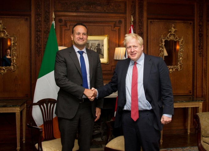 Thủ tướng Anh Boris Johnson (phải) và Thủ tướng Ai-len Leo Varadkar. Ảnh: Reuters
