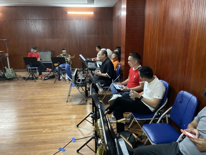 Các thành viên trong ban nhạc đồng hành cùng Khắc Việt đều là những người trẻ với dấu ấn đậm nét thời sinh viên. Ảnh: Dương Vũ