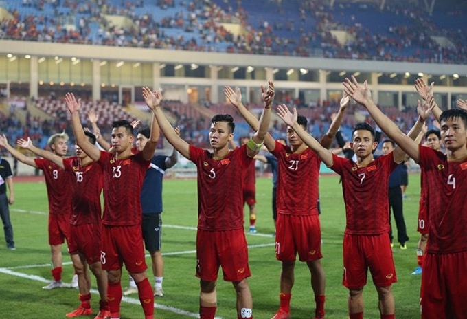 ĐT Việt Nam tri ân người hâm mộ và tự tin hướng về trận đấu với ĐT Indonesia. Ảnh: Hoàng Dương