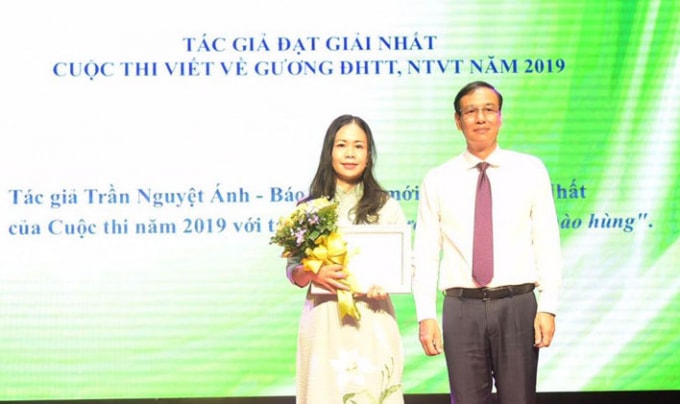 Phó Bí thư Thành ủy Đào Đức Toàn trao giải Nhất cho tác giả Trần Thị Nguyệt Ánh, Báo Hànộimới. Ảnh: Hiền Thu