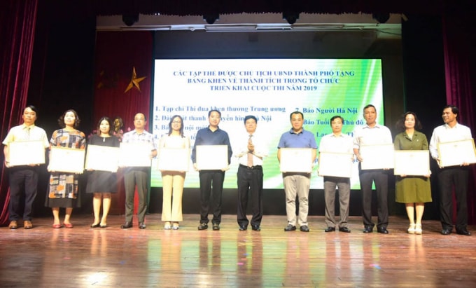 Phó Chủ tịch UBND thành phố Ngô Văn Quý trao giải cho các tập thể có thành tích trong tổ chức cuộc thi năm 2019. Ảnh: Hiền Thu